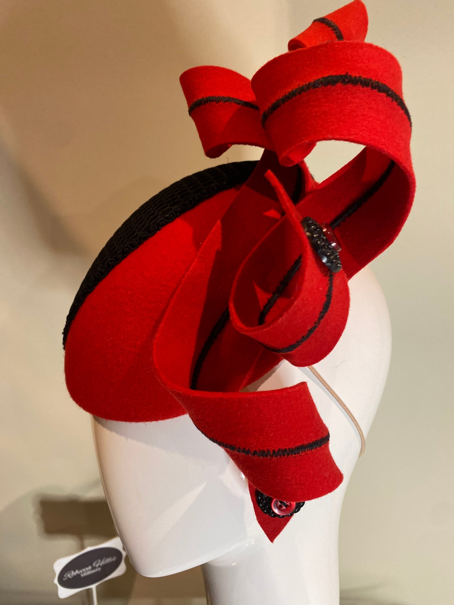 Red beret style percher with black mesh